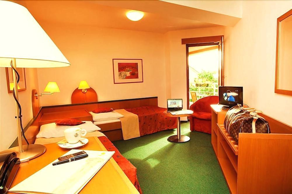 Hotel Troja Prague Exterior photo